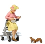 Preiser 44945 - G - Alte Dame mit Rollator füttern Eichhörnchen